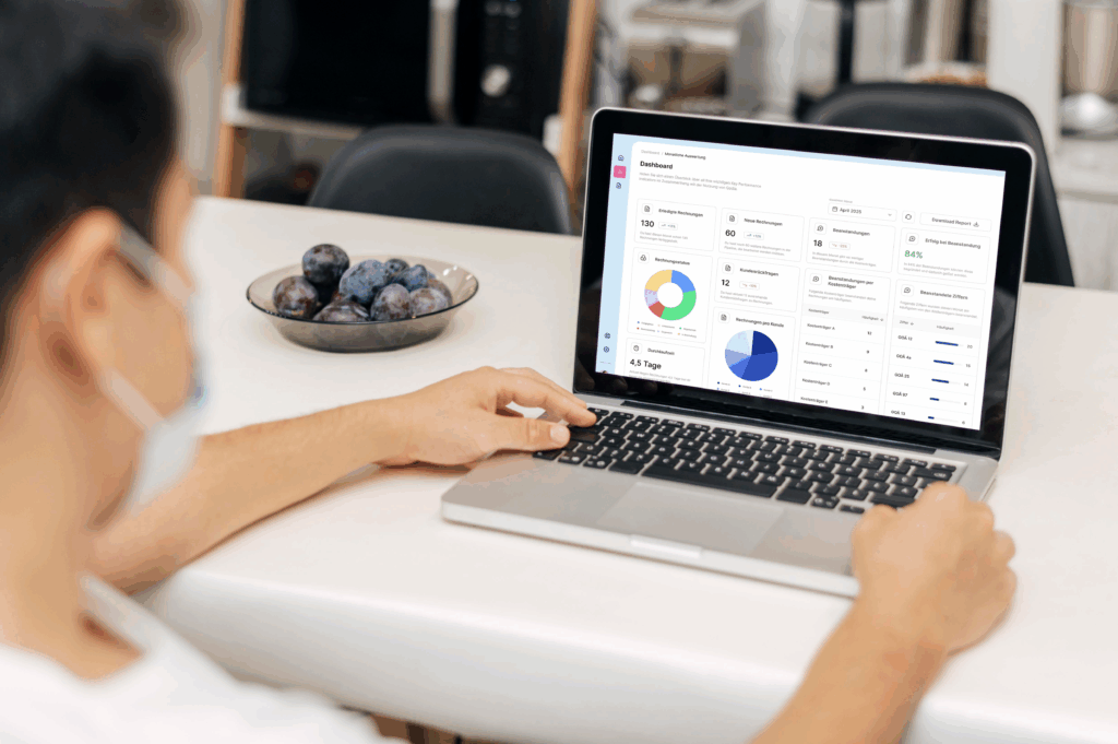 Person nutzt Qodia-Software auf einem Laptop mit KI-gestütztem Analyse-Dashboard zur privatärztlichen Abrechnung.